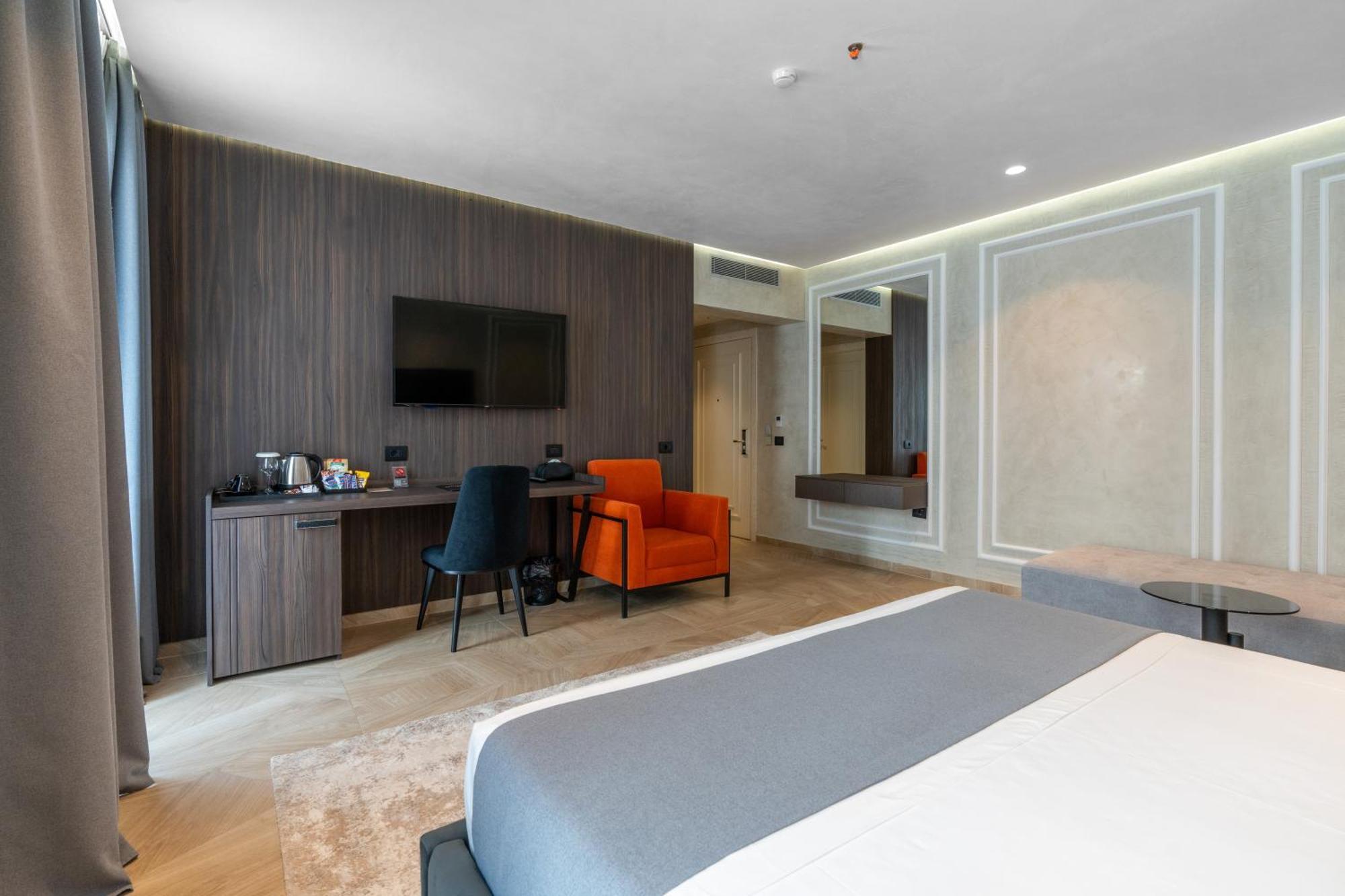 Hotel Plaza Berat Exterior photo